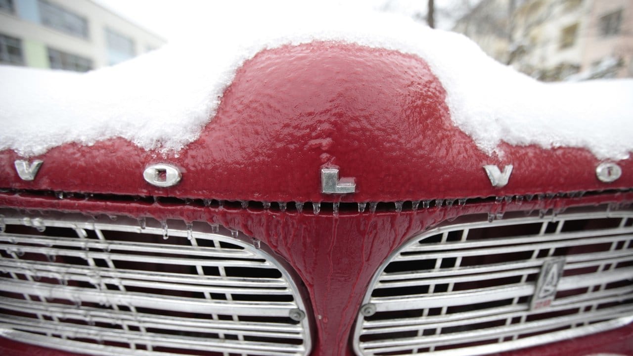 Schnee und Eis sollten Autoliebhaber ihren kostbaren Klassikern nun wirklich nicht zumuten.