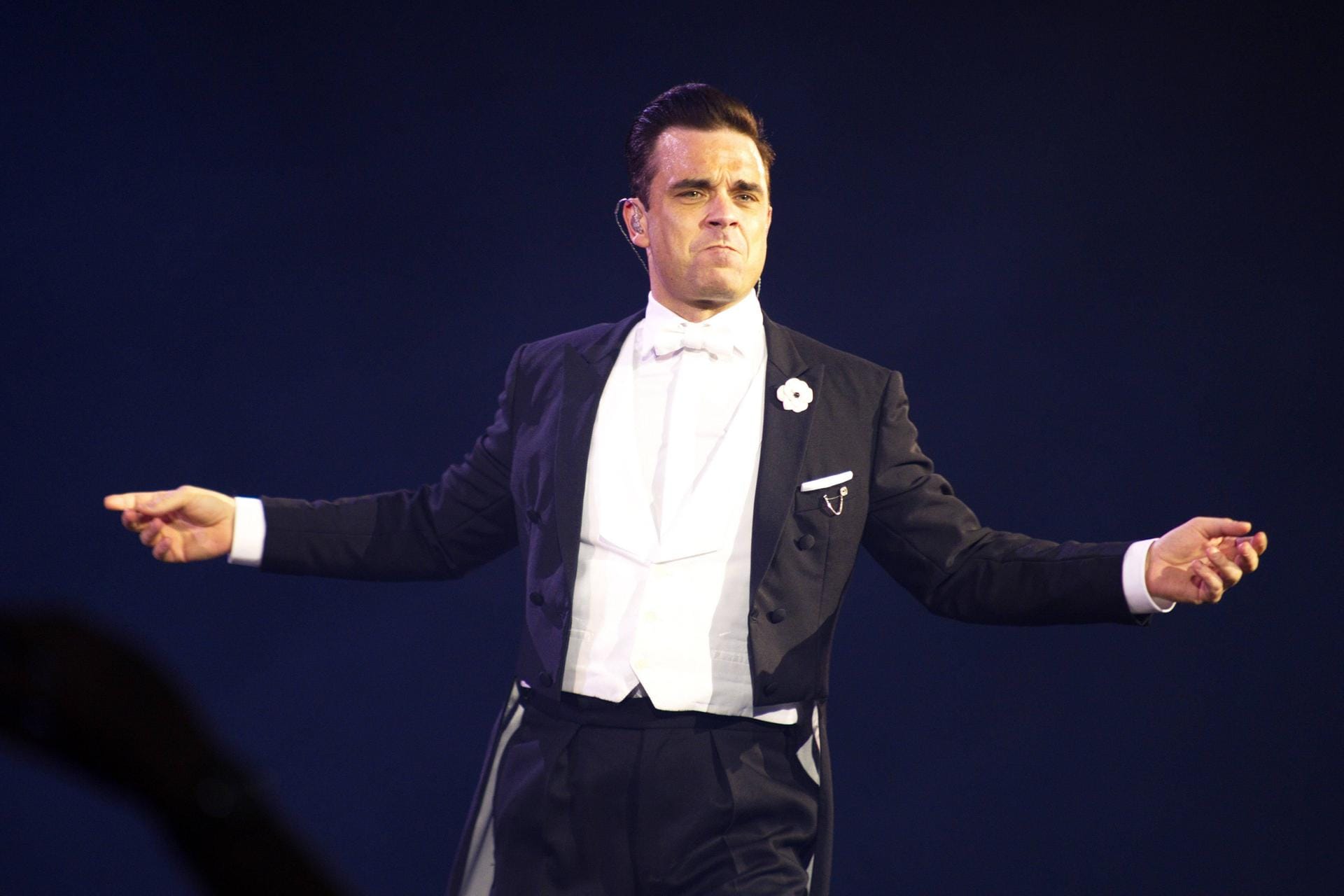 Ganz schick auf der Bühne: Robbie Williams hat auch mit Erfolg zwei Swingplatten veröffentlicht.