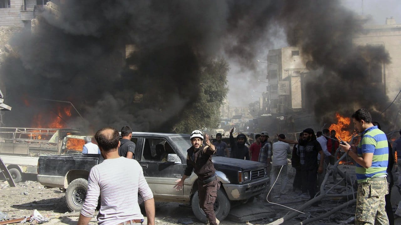 Nach dem Luftangriff: Aktivisten und Einwohner auf einem Marktplatz im Süden der Provinz Idlib. Nach dem Luftangriff: Aktivisten und Einwohner auf einem Marktplatz im Süden der Provinz Idlib.