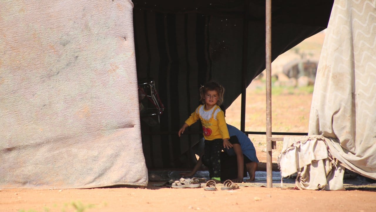 Ein Mädchen in einem provisorischen Flüchtlingslager: Die Migranten mussten wegen andauernder Angriffe einige Lager in der Provinz Idlib verlassen. Ein Mädchen in einem provisorischen Flüchtlingslager: Die Migranten mussten wegen andauernder Angriffe einige Lager in der Provinz Idlib verlassen.