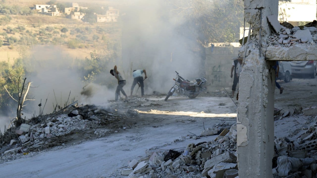 Brand nach einem Luftangriff im Bezirk Jisr al-Shughur in der Provinz Idlib. Brand nach einem Luftangriff im Bezirk Jisr al-Shughur in der Provinz Idlib.