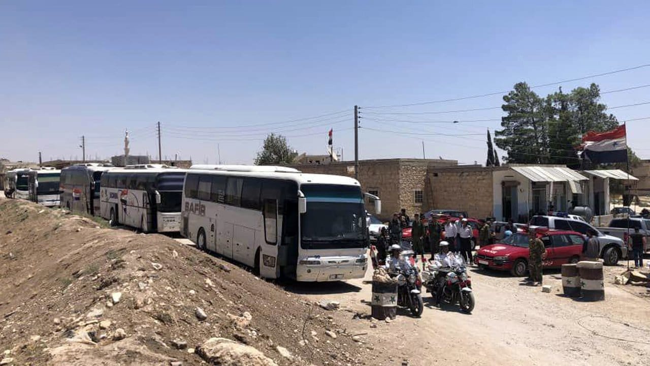 Busse im Grenzgebiet der Provinzen Aleppo und Idlib: Die Evakuierung mehrerer belagerter Dörfer im Nordwesten Syriens hat begonnen. Busse im Grenzgebiet der Provinzen Aleppo und Idlib: Die Evakuierung mehrerer belagerter Dörfer im Nordwesten Syriens hat begonnen.