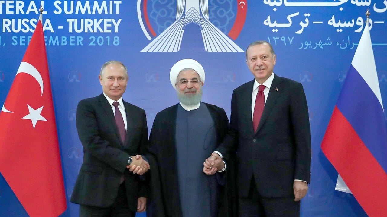 Präsidenten unter sich: Wladimir Putin, Hassan Rouhani und Recep Tayyip Erdogan vor ihrem Gespräch im Rahmen des Syrien-Gipfels. Präsidenten unter sich: Wladimir Putin, Hassan Rouhani und Recep Tayyip Erdogan vor ihrem Gespräch im Rahmen des Syrien-Gipfels.