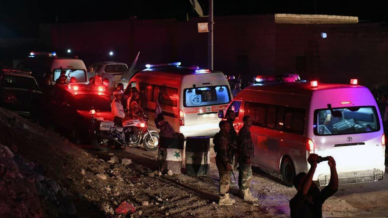 Krankenwagen bei der Evakuierung mehrerer belagerter Dörfer im Nordwesten Syriens. Krankenwagen bei der Evakuierung mehrerer belagerter Dörfer im Nordwesten Syriens.