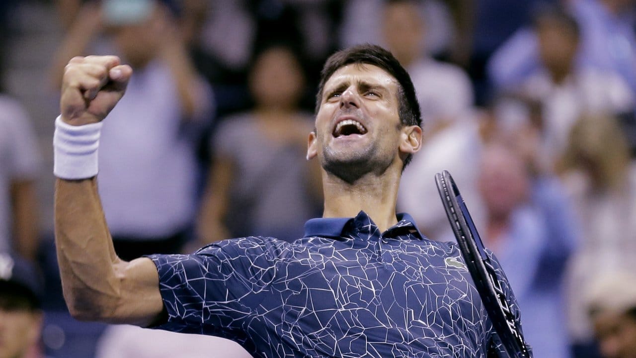 Novak Djokovic feiert seinen Finaleinzug.