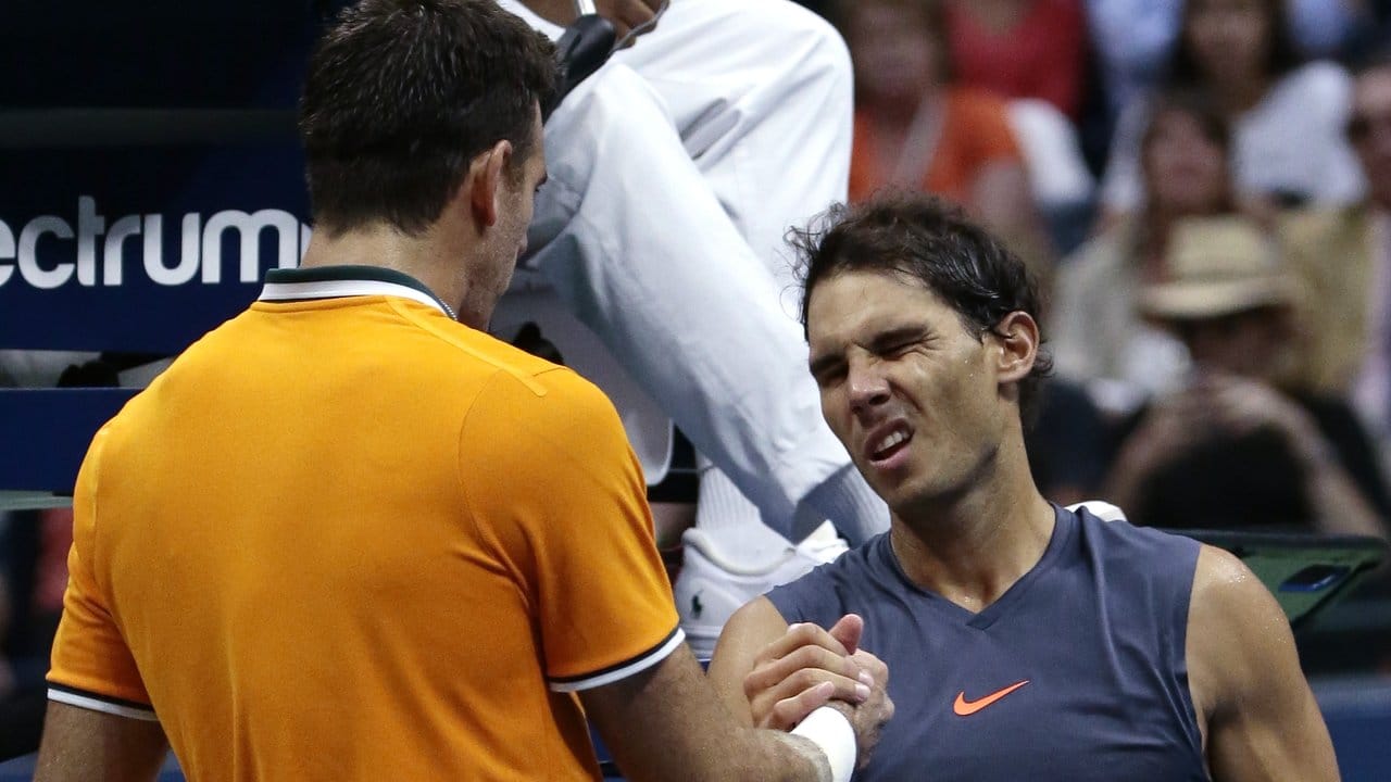 Rafael Nadal (r) musste verletzt aufgeben und gratulierte Juan Martin del Potro.