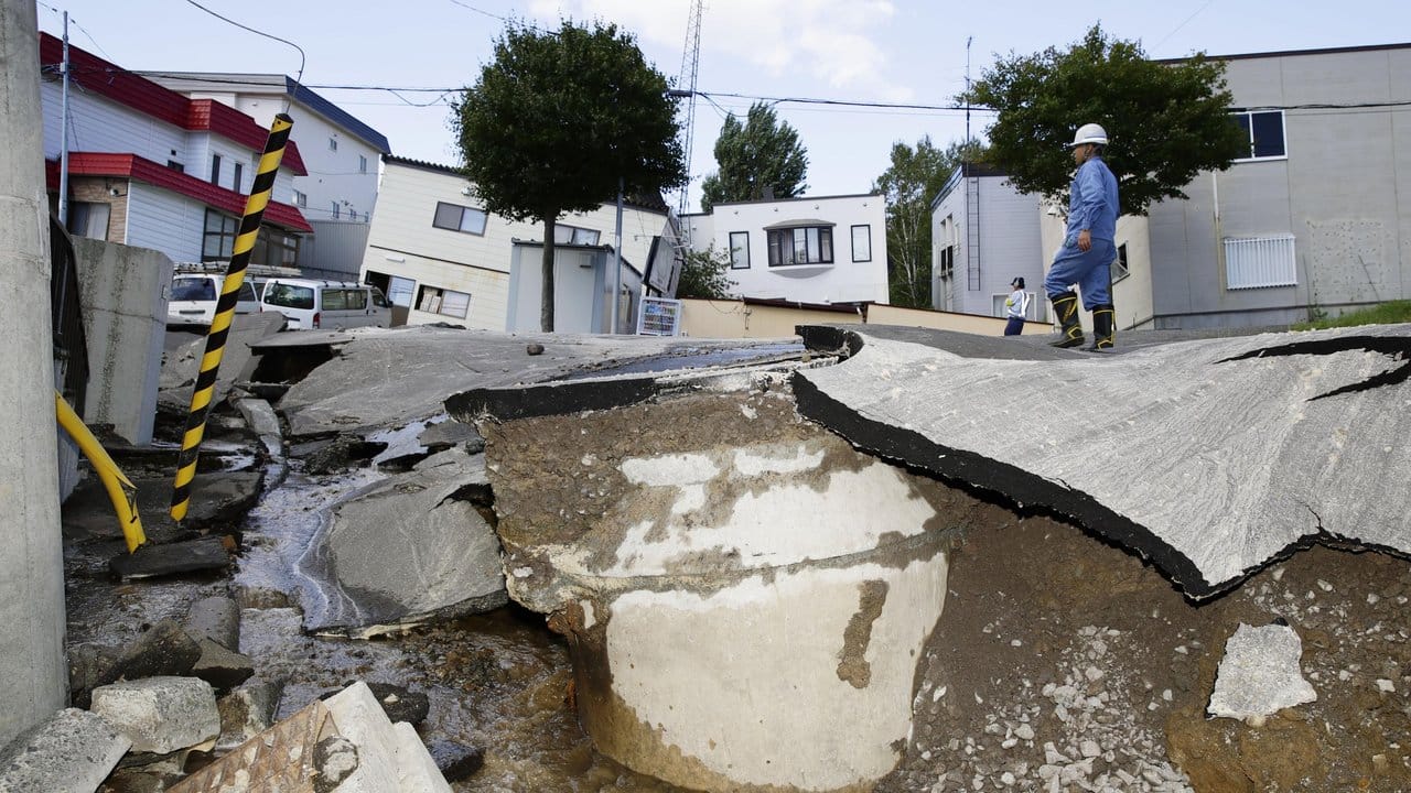 Schwer zerstörte Straße in Sapporo: Experten warnen vor weiteren Beben.