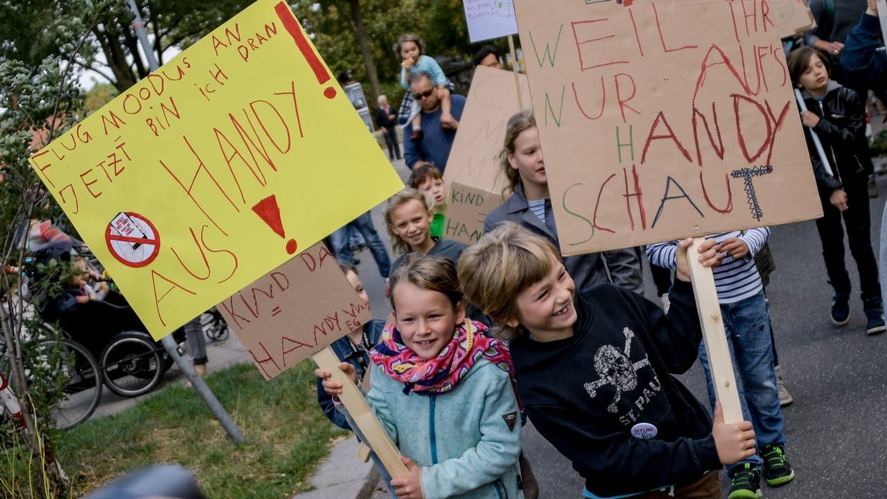 Emil, Sohn eines Ärztepaars, hat mit Hilfe seiner Mutter eine Kinderdemo unter dem Motto "Spielt mit mir! Nicht mit Euren Handys" organisiert. Emil, Sohn eines Ärztepaars, hat mit Hilfe seiner Mutter eine Kinderdemo unter dem Motto "Spielt mit mir! Nicht mit Euren Handys" organisiert.
