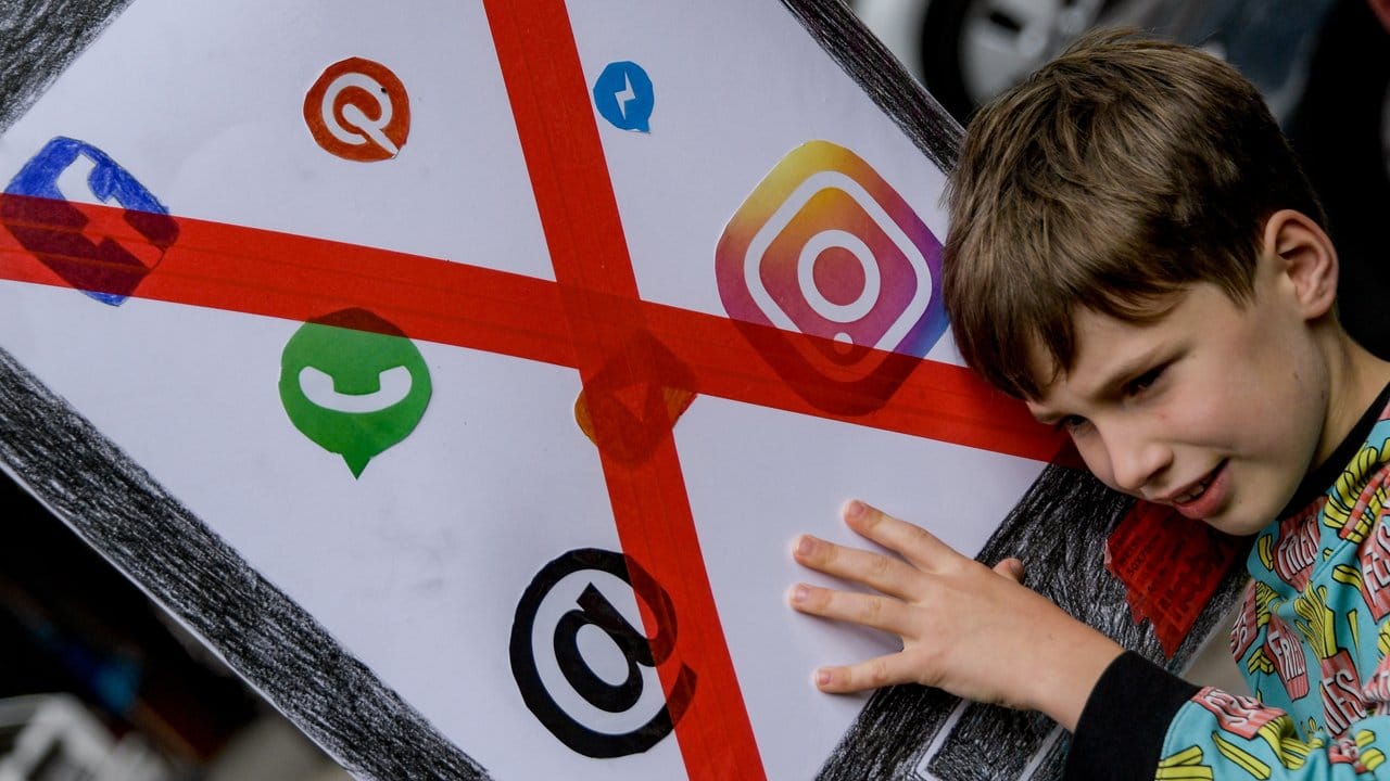 Mit selbstgebastelten Plakaten ziehen Kinder durch St. Mit selbstgebastelten Plakaten ziehen Kinder durch St.