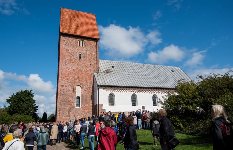 In der St. Severin Kirche auf Sylt hat sich das Paar am Samstag das Jawort gegeben.