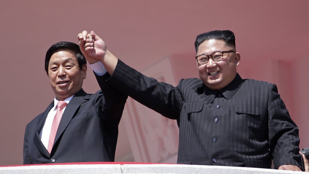 Der nordkoreanische Machthaber Kim Jong Un (r) und Li Zhanshu, der Repräsentant aus China, bei der Militärparade.