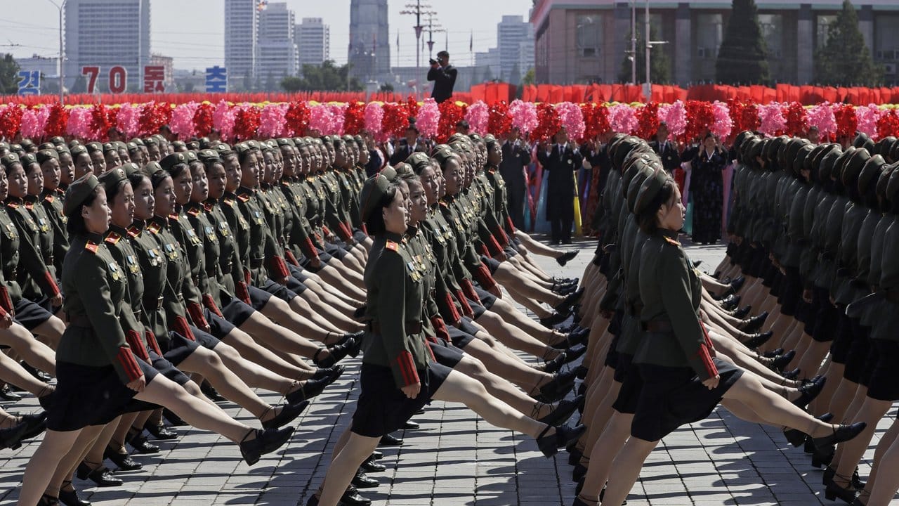 Im Gleichschritt marschieren nordkoreanische Soldatinnen bei der Militärparade mit.