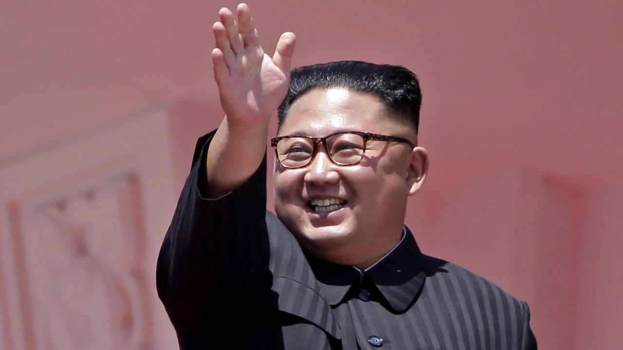 Der nordkoreanische Machthaber Kim Jong Un winkt nach einer Militärparade seinen Landsleuten zu.
