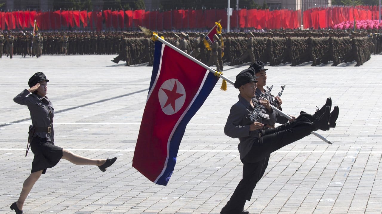 Nordkoreanische Soldaten und Soldatinnen marschieren während der Militärparade zum 70.