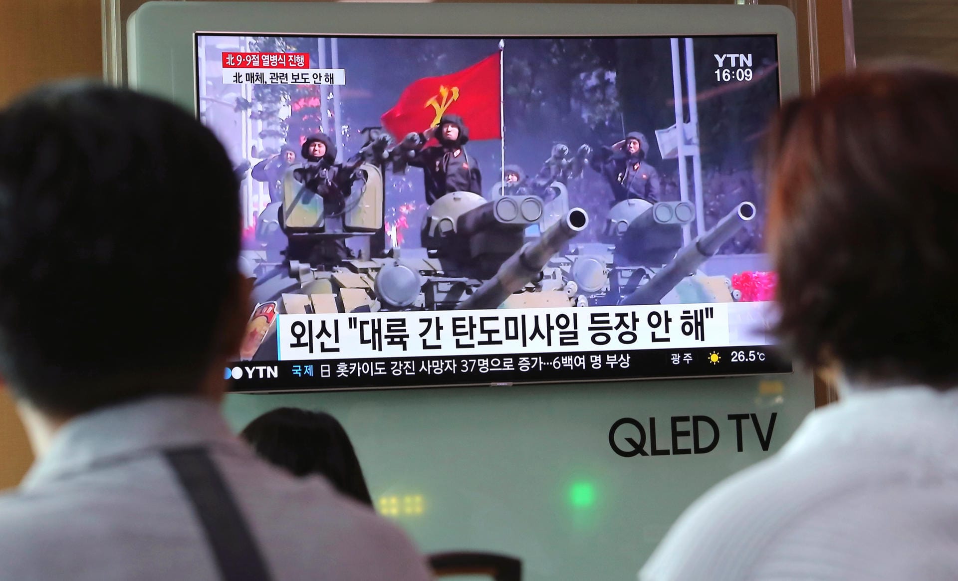 Südkoreaner verfolgen nordkoreanische Militärparde auf TV-Monitor