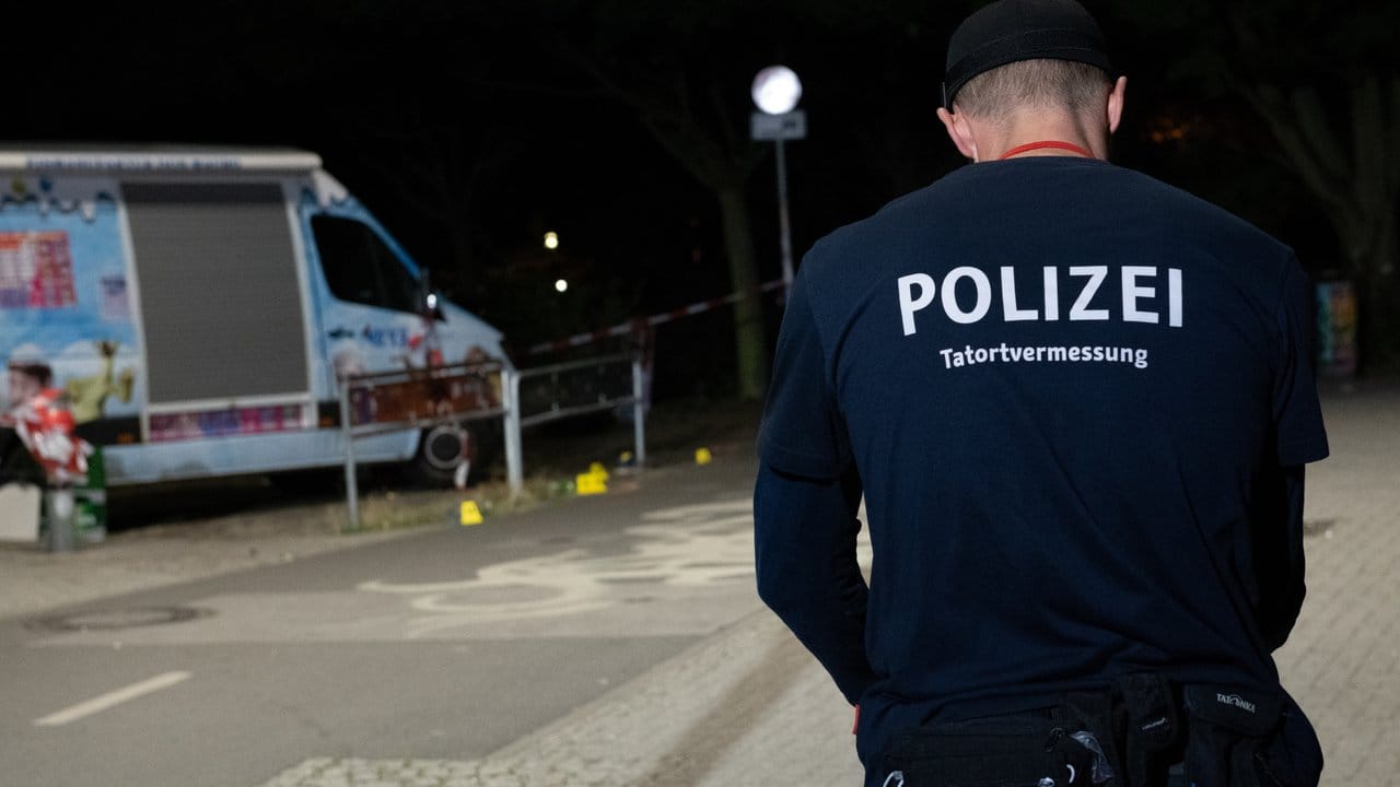 Ein Kriminaltechniker sichert am Tatort Spuren. Ein Kriminaltechniker sichert am Tatort Spuren.