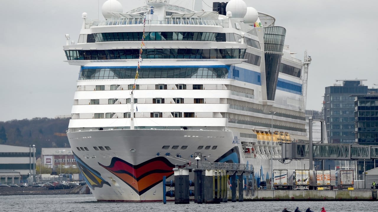 Das Kreuzfahrtschiff "Aidaluna" am Ostseekai in Kiel. Das Kreuzfahrtschiff "Aidaluna" am Ostseekai in Kiel.