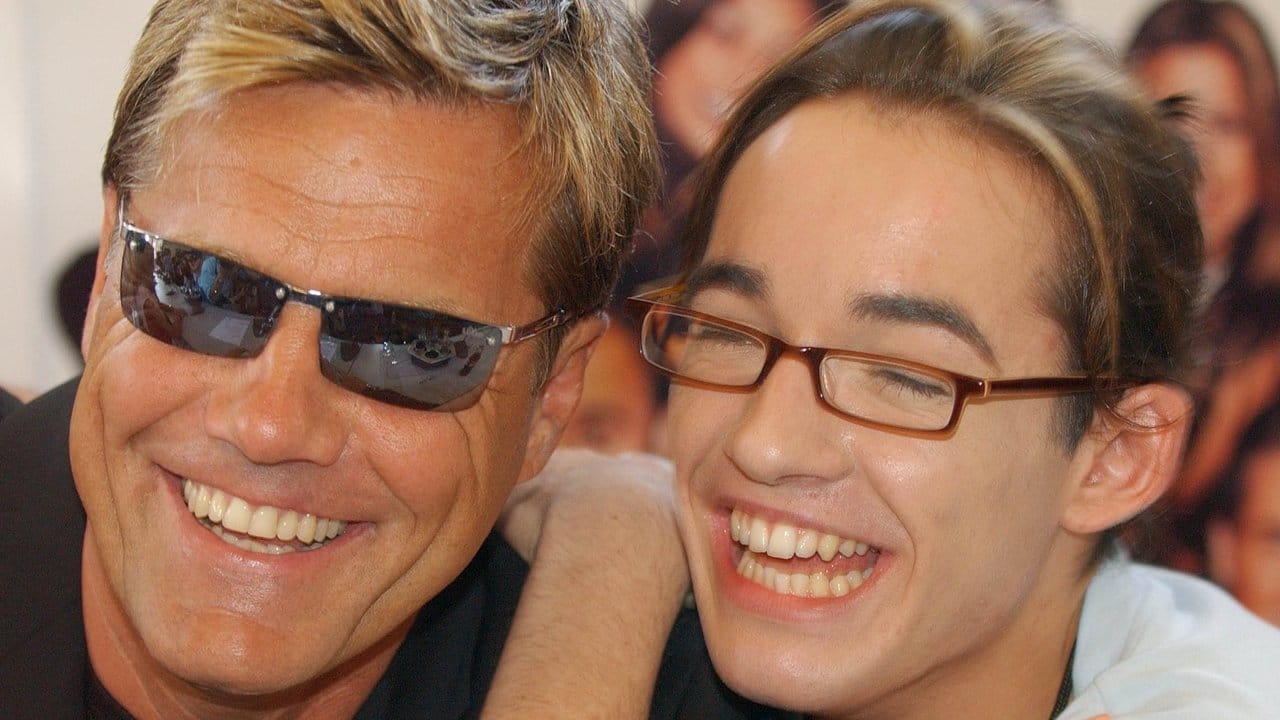 An der Schulter seines Mentors Dieter Bohlen lacht Daniel Küblböck im Mai 2003 zu Beginn einer Pressekonferenz zu "Deutschland sucht den Superstar". An der Schulter seines Mentors Dieter Bohlen lacht Daniel Küblböck im Mai 2003 zu Beginn einer Pressekonferenz zu "Deutschland sucht den Superstar".