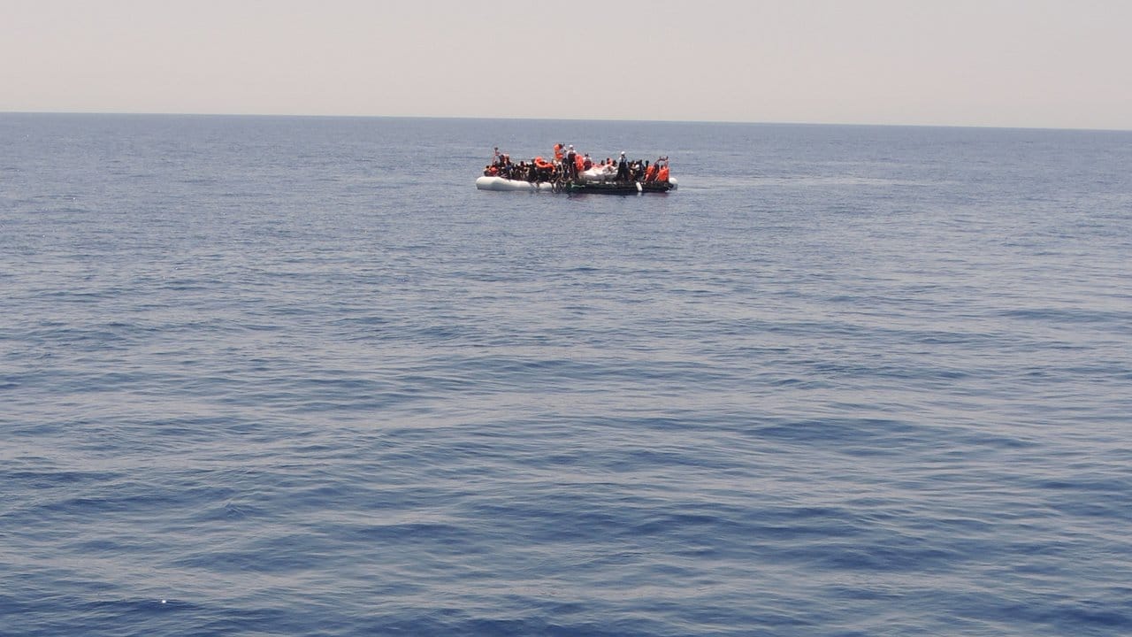 Ein vollbesetztes Schlauchboot mit Flüchtlingen auf dem Mittelmeer.