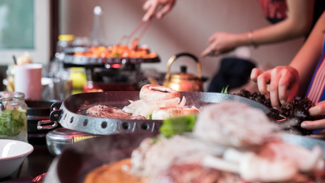 In Korea wird das Essen meist über Holzkohle gegrillt. In Korea wird das Essen meist über Holzkohle gegrillt.