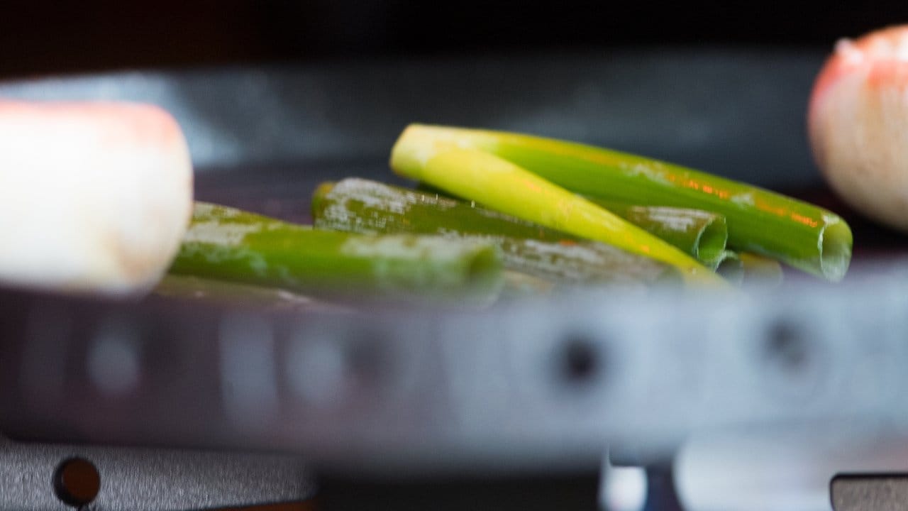 Auf den Grill kommt nicht nur Fleisch, auch Gemüse wird mitgebrutzelt.