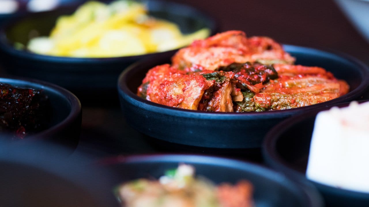 Kimchi, fermentierter Chinakohl, ist ein fester Bestandteil der koreanischen Küche.