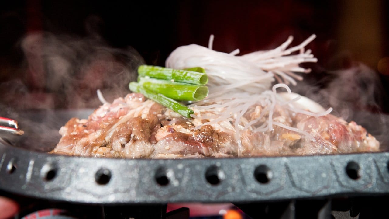 Mariniertes Rindfleisch und Jab Chae, koreanische Glasnudeln, kommen bei dieser Variante des Barbecues auf den Grill.