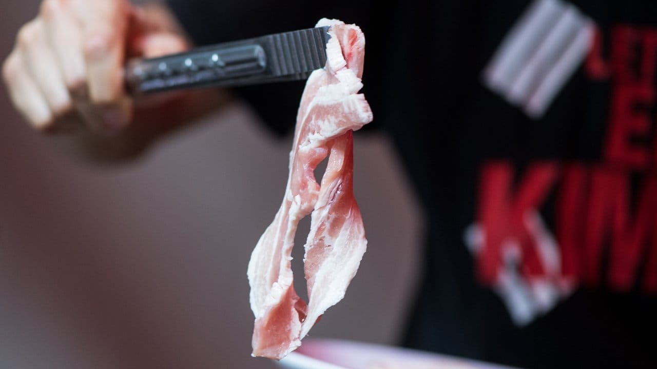 Das Fleisch, hier zum Beispiel Schweinebauch, kommt in dünn geschnittene Scheiben auf den Grill.