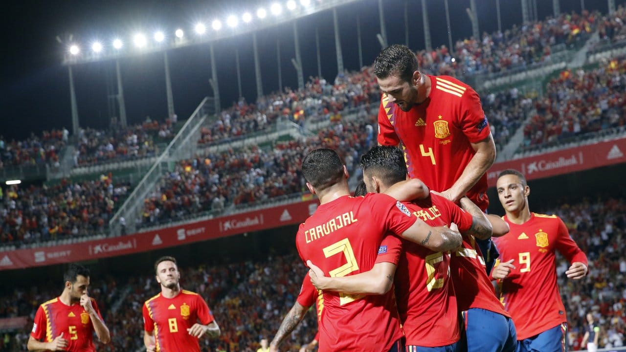 Spaniens Spieler feiern das 5:0 gegen Kroatien.