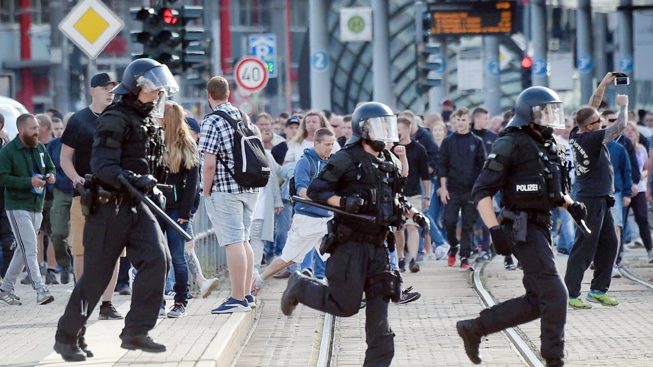 Im Laufschritt: Polizisten nach dem Abbruch des Stadtfestes in Chemnitz am 26.