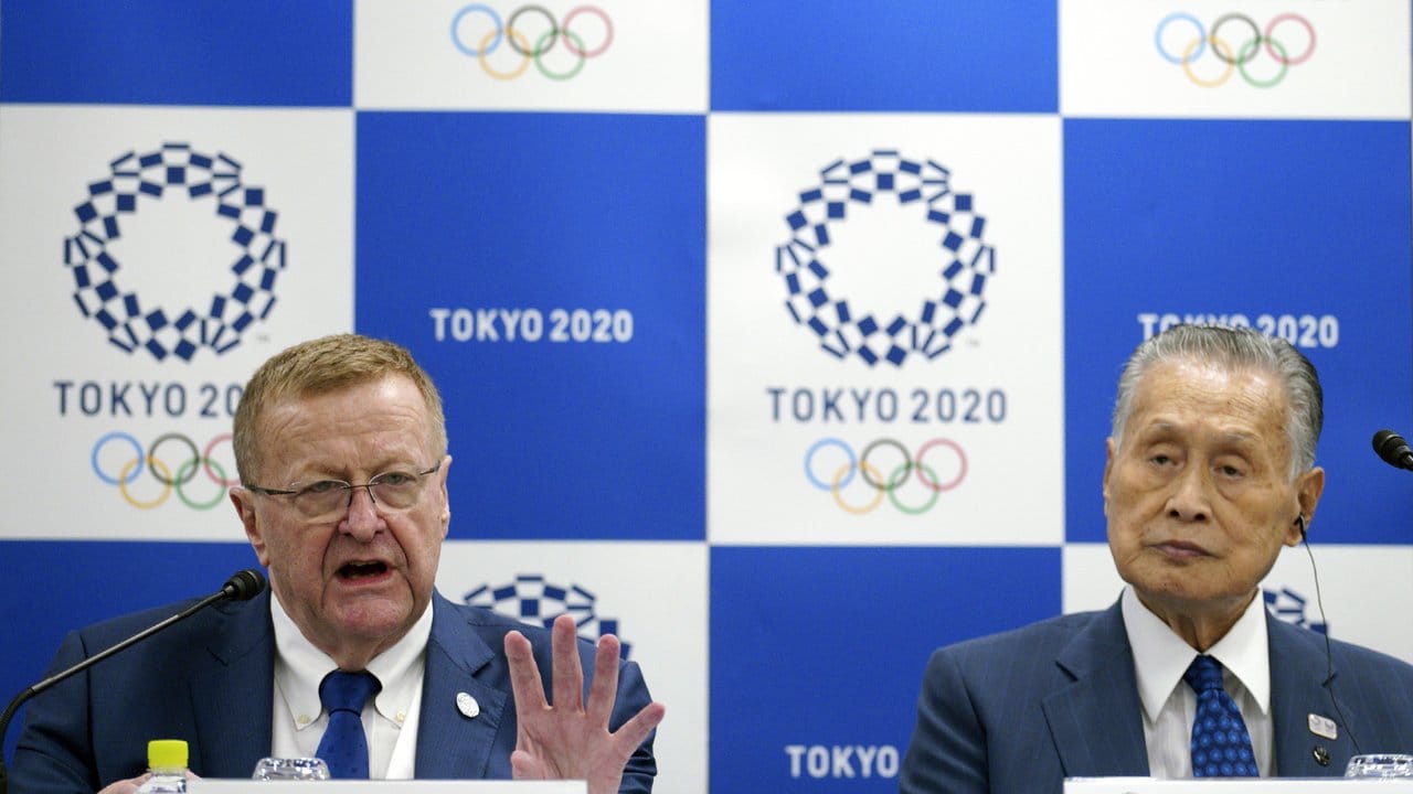 Yoshiro Mori (r), Präsident des OK von Tokio, und John Coates, Vorsitzender der Koordinierungskommission des IOC für 2020, bei einem Treffen zu den Sommerspielen.