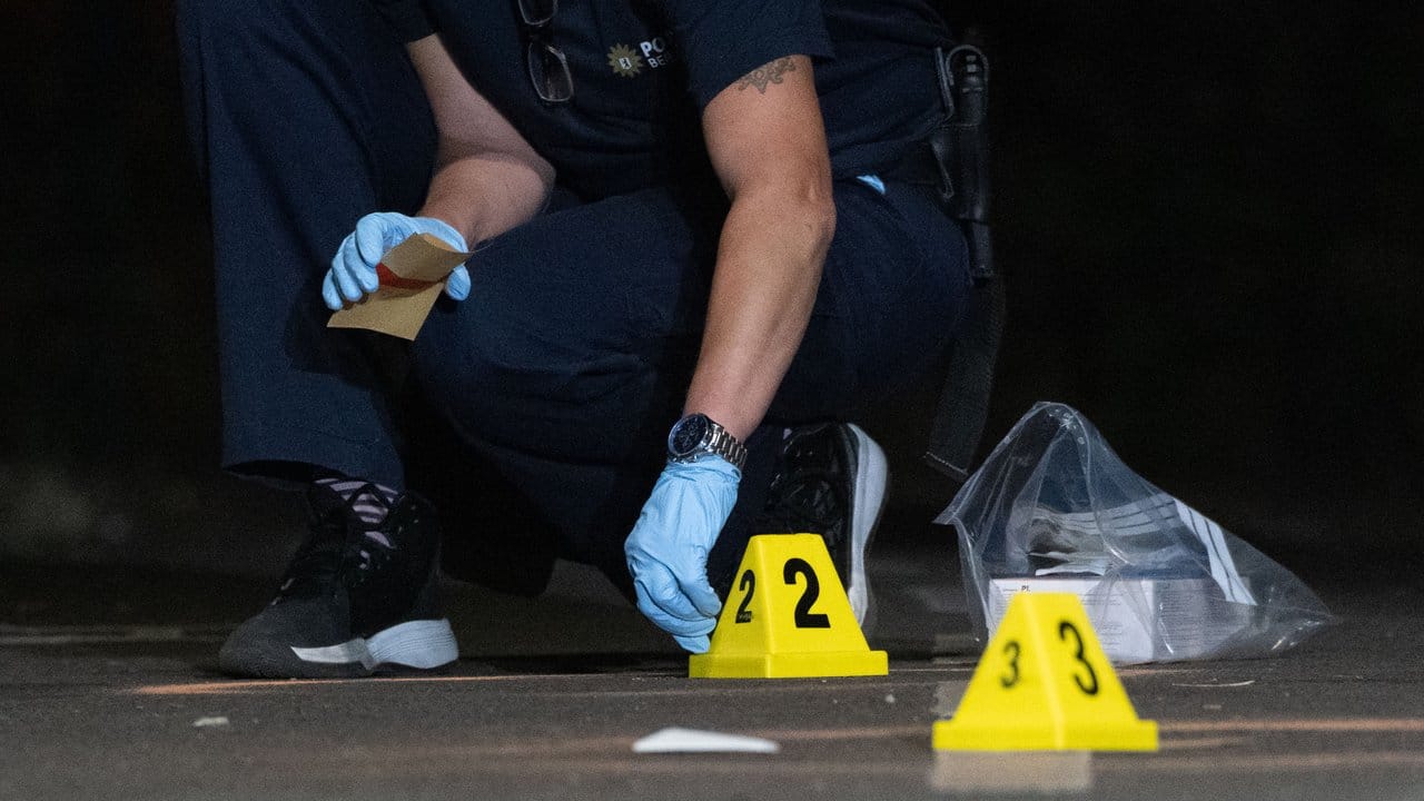 Eine Kriminaltechnikerin sichert Spuren an einem Zugang zum Tempelhofer Feld, wo auf den 36-jährigen Intensivtäter geschossen wurde.