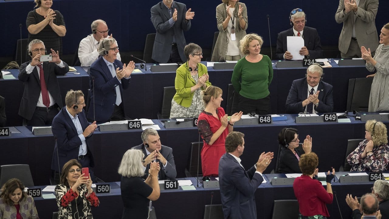 Stehender Applaus im EU-Parlament: Abgeordnete feiern Judith Sargentini (M, Platz 648), die mit ihrem Bericht über Ungarn entscheidend zum Ausgang der Abstimmung beitrug. Stehender Applaus im EU-Parlament: Abgeordnete feiern Judith Sargentini (M, Platz 648), die mit ihrem Bericht über Ungarn entscheidend zum Ausgang der Abstimmung beitrug.