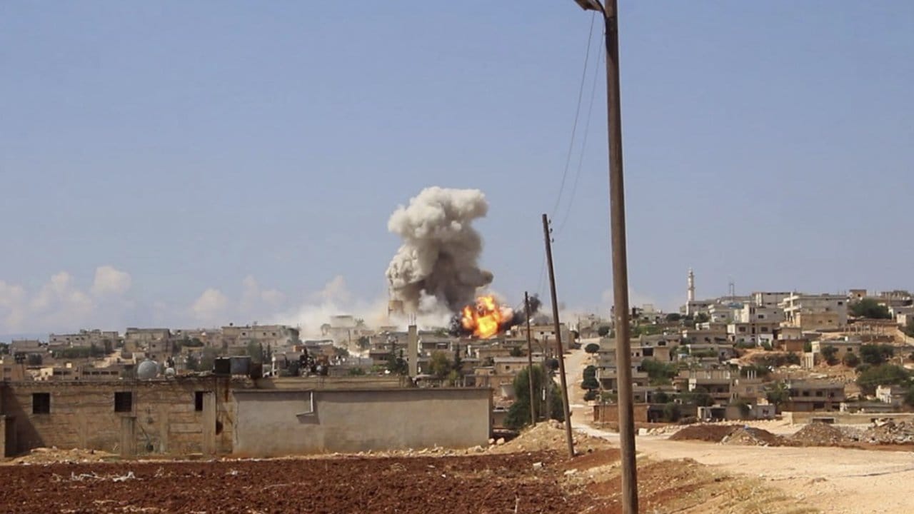 Luftangriff der syrischen Regierung in Hobeit in der Nähe von Idlib.