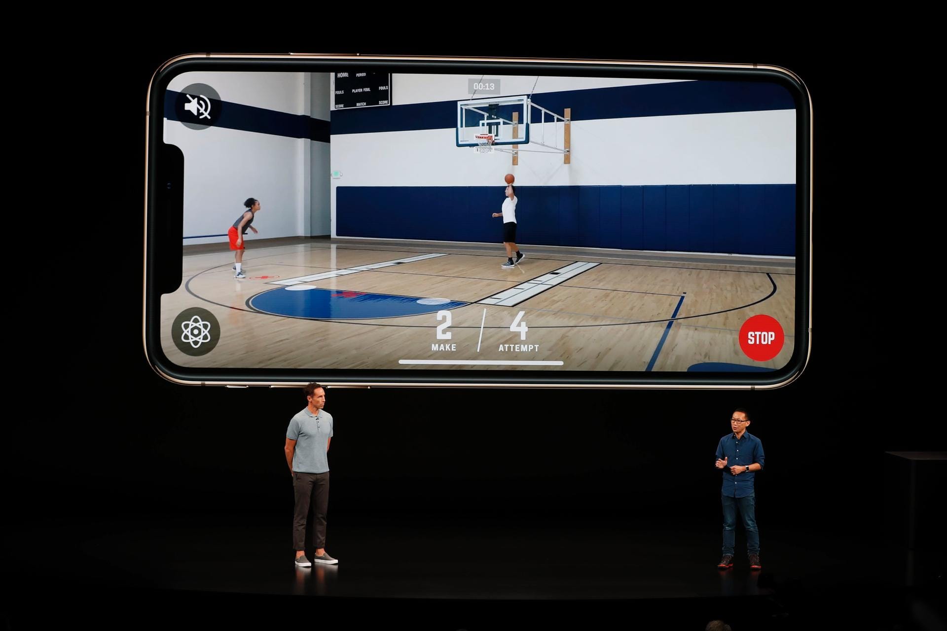Als Beispiel wurde eine App demonstriert, die in Echtzeit die Bewegungen eines Basketball-Spielers analysieren und Ratschläge geben kann. Apple setzt darauf, Anwendungen mit Künstlicher Intelligenz auf den Geräten selbst laufen zu lassen, während Konkurrenten wie Google dafür stärker Cloud-Dienste einbinden.