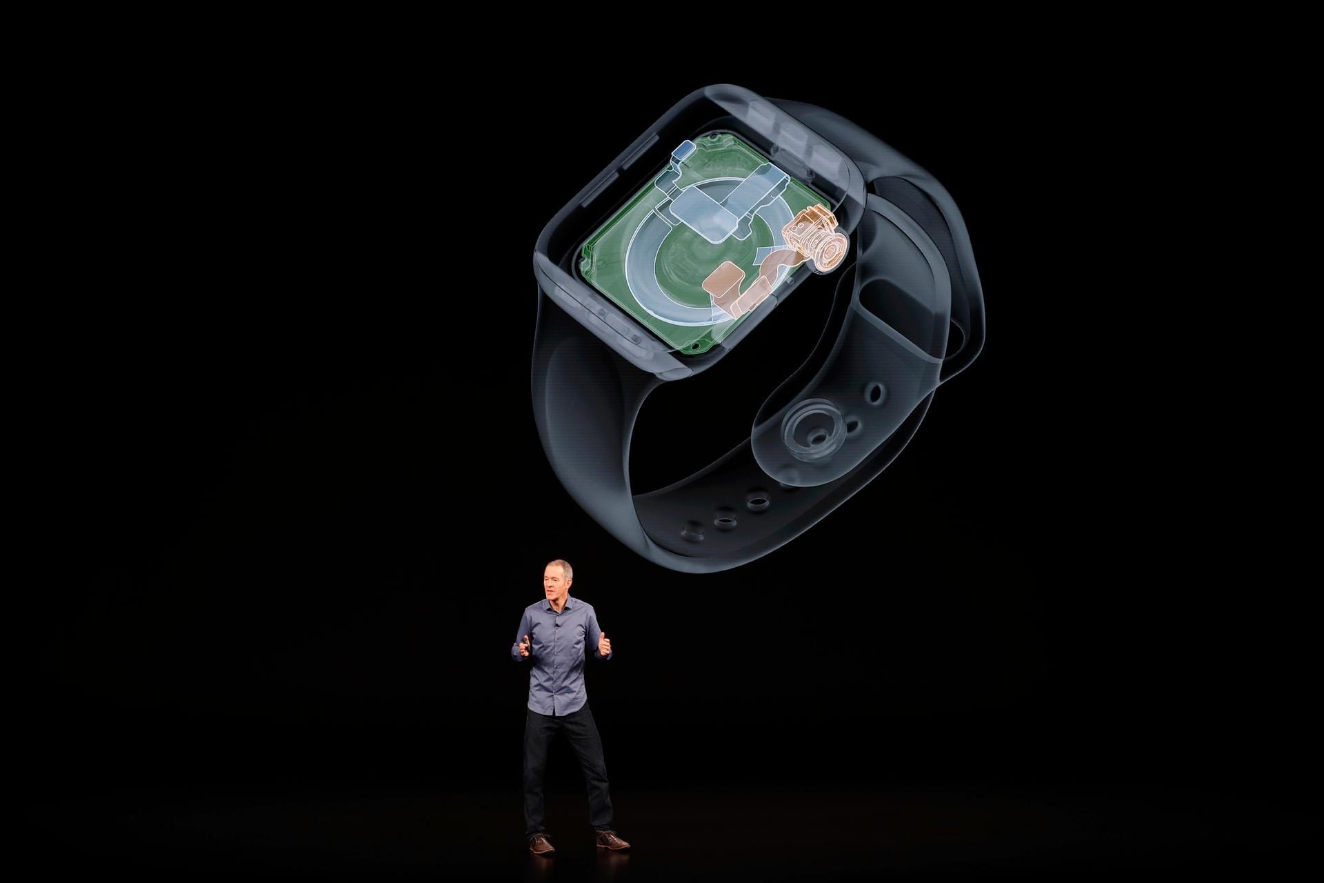Apple ist der erste Anbieter, der einen EKG-Sensor in einer Computer-Uhr unterbringen konnte. Die Apple Watch führt seit dem Start 2015 den Smartwatch-Markt an und hat nach Angaben des Unternehmens auch klassische Uhrenmarken überholt