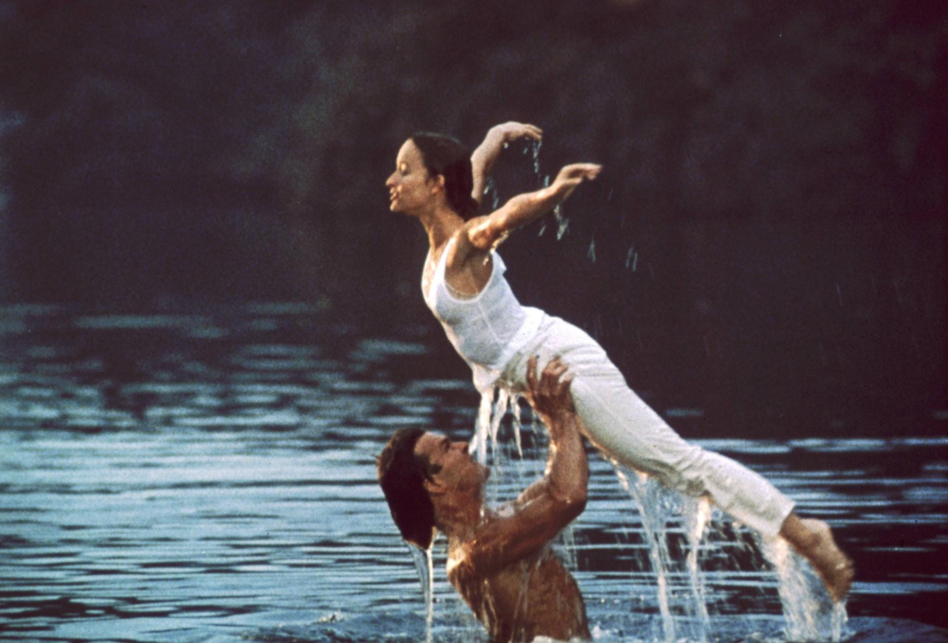 Üben im Wasser: Patrick Swayze trainiert in seiner Rolle als Tanzlehrer Johnny Castle mit Jennifer Grey alias Baby für die berühmte Hebefigur.