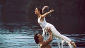 Üben im Wasser: Patrick Swayze trainiert in seiner Rolle als Tanzlehrer Johnny Castle mit Jennifer Grey alias Baby für die berühmte Hebefigur.