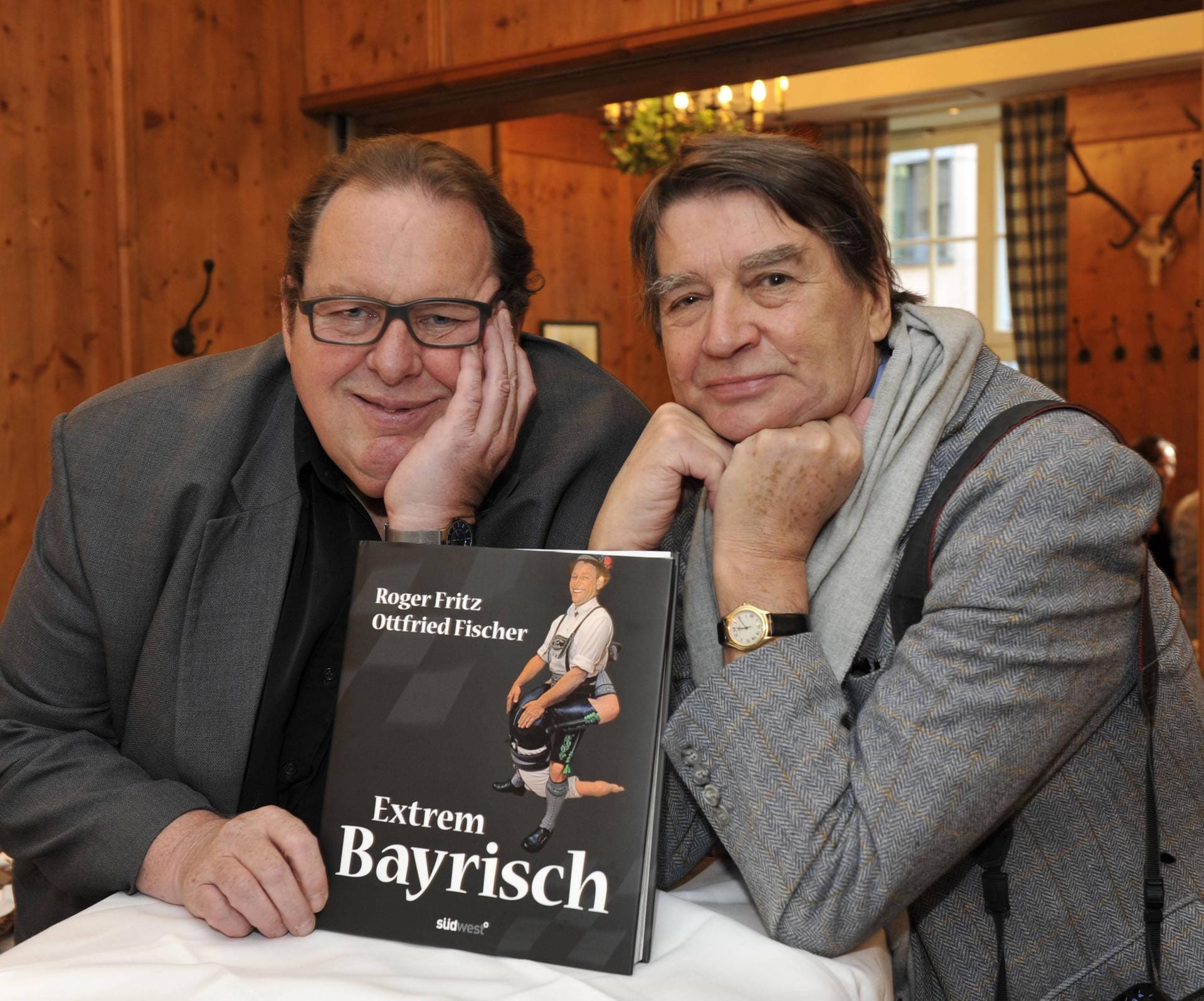 Buchautor: 2010 posierte Ottfried Fischer (l.) gemeinsam mit dem Fotorgafen Roger Fritz (r.) bei der Vorstellung ihres Buches "Extrem Bayerisch".