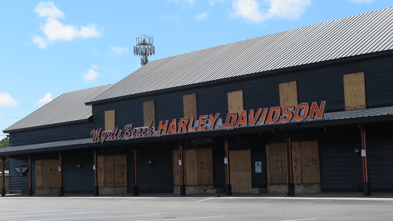 Eine Filiale der Motorrad-Marke "Harley Davidson" in der Nähe der Stadt Myrtle Beach im US-Bundesstaat South Carolina ist verbarrikadiert.