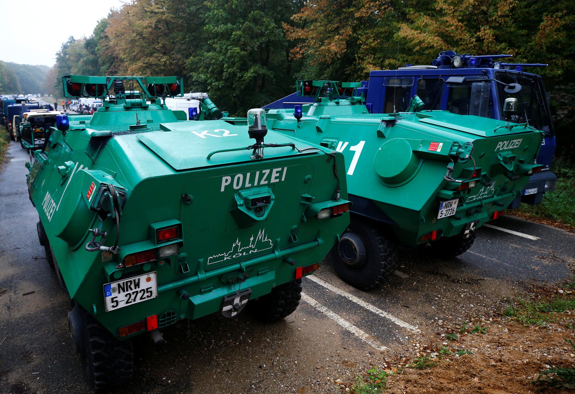 Polizeipanzer und ein Wasserwerfer der Polizei: Die Spezialfahrzeuge sollen den Behörden helfen, den Hambacher Forst zu räumen.