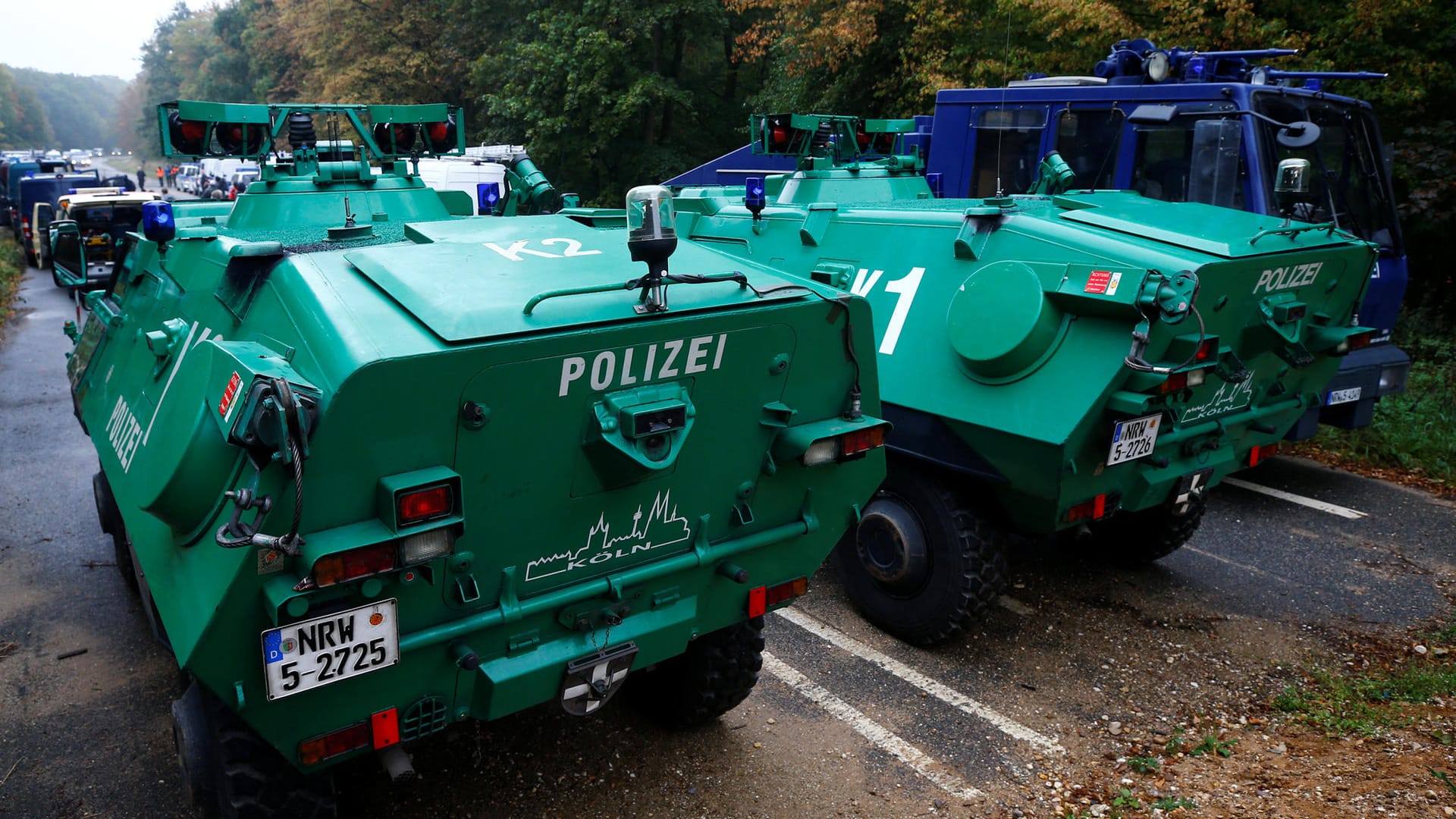 Polizeipanzer und ein Wasserwerfer der Polizei: Die Spezialfahrzeuge sollen den Behörden helfen, den Hambacher Forst zu räumen.