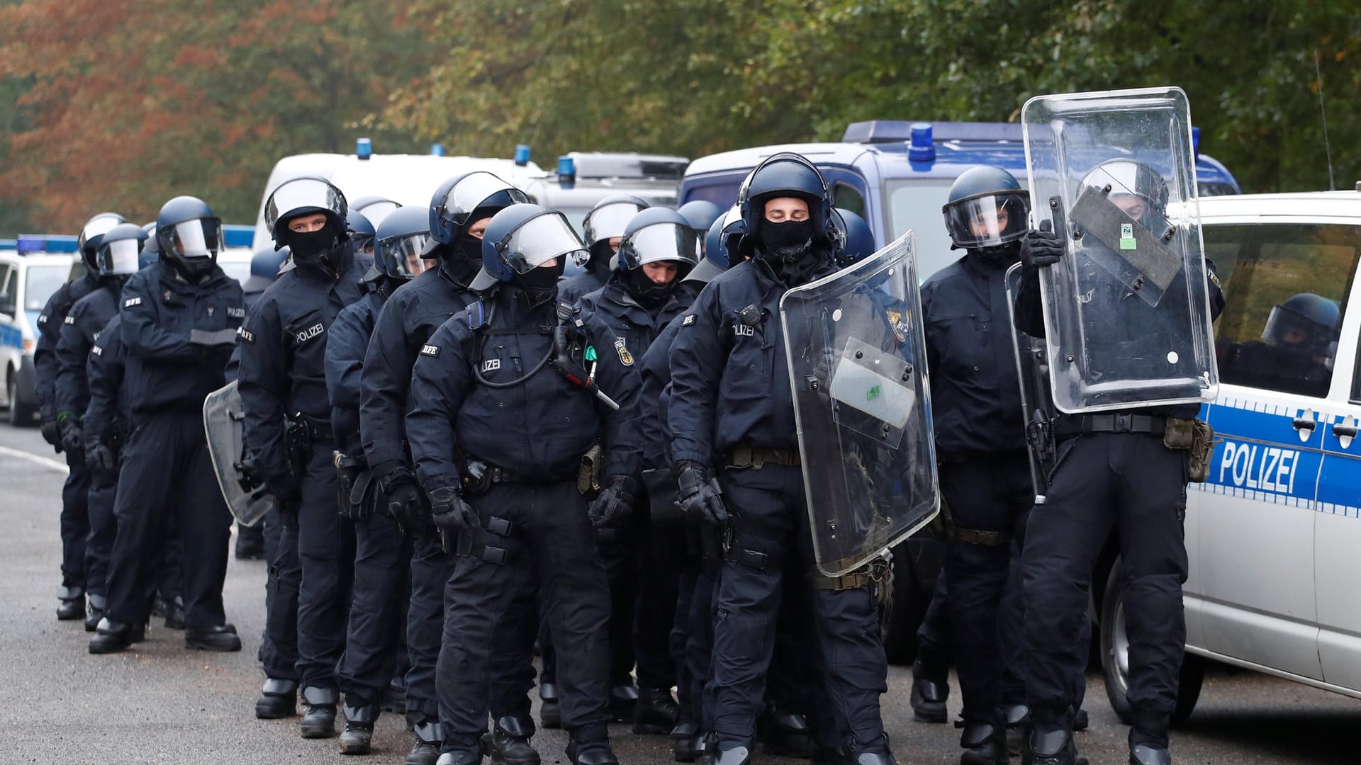 Die Einsatzkräfte kommen am Hambacher Forst an: Für die Polizei hat einer der größten Einsätze in der jüngeren Geschichte Nordrhein-Westfalens begonnen.