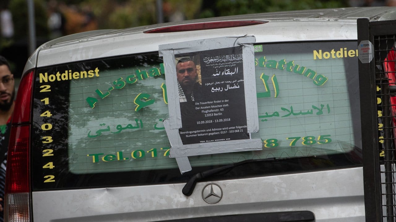 Ein Leichenwagen mit dem Foto des ermordeten Intensivtäters Nidal R.