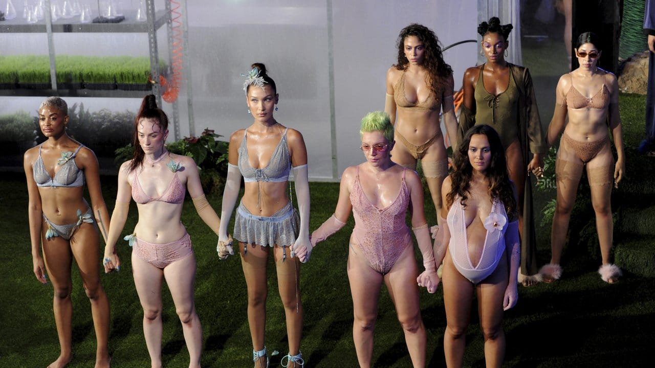 Bella Hadid (M) und andere Models präsentieren Kreationen von Rihanna.
