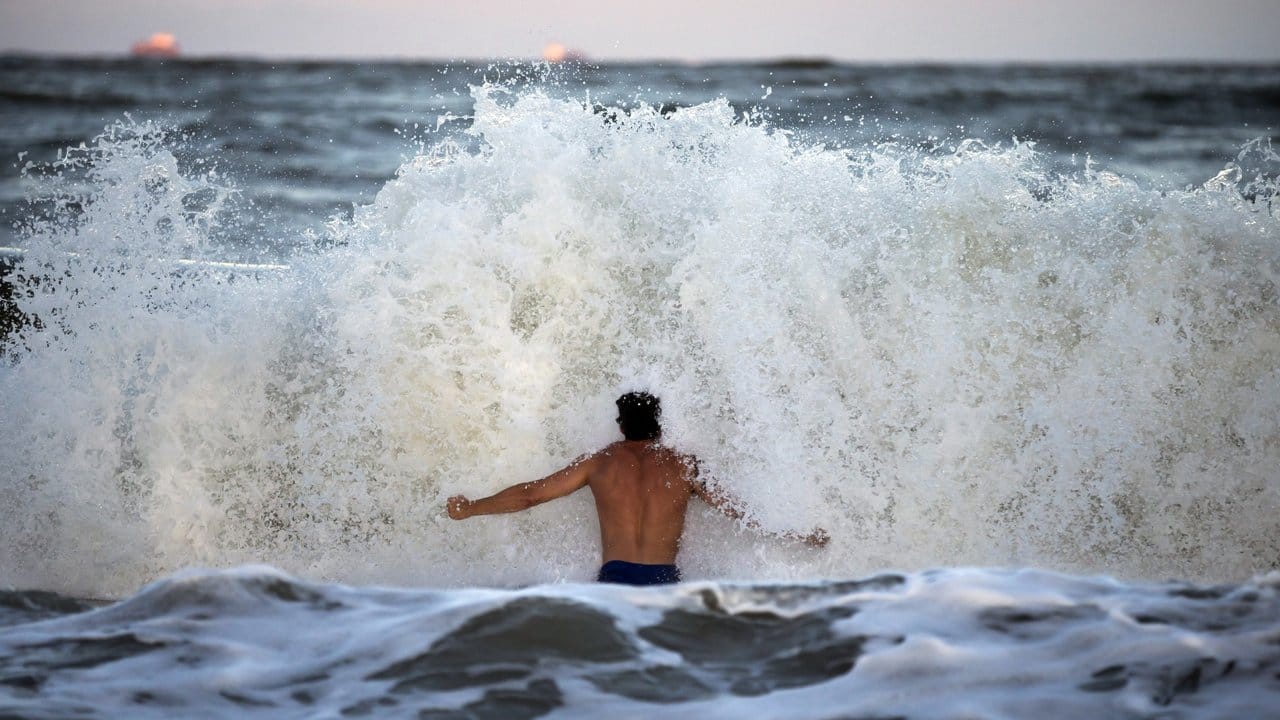 Lass ihn doch kommen! Bodysurfer Andrew Vanotteren wirft sich am Strand von Tybee Island in die Wellen, während sich die Insel auf Hurrikan "Florence" vorbereitet.