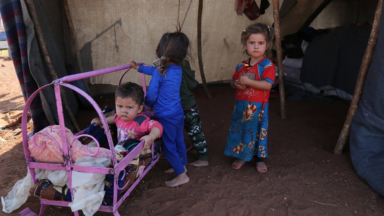 Sie sind in höchster Gefahr, wenn die Offensive kommt: Kinder spielen vor ihrem Zelt in einem provisorischen Flüchtlingslager.