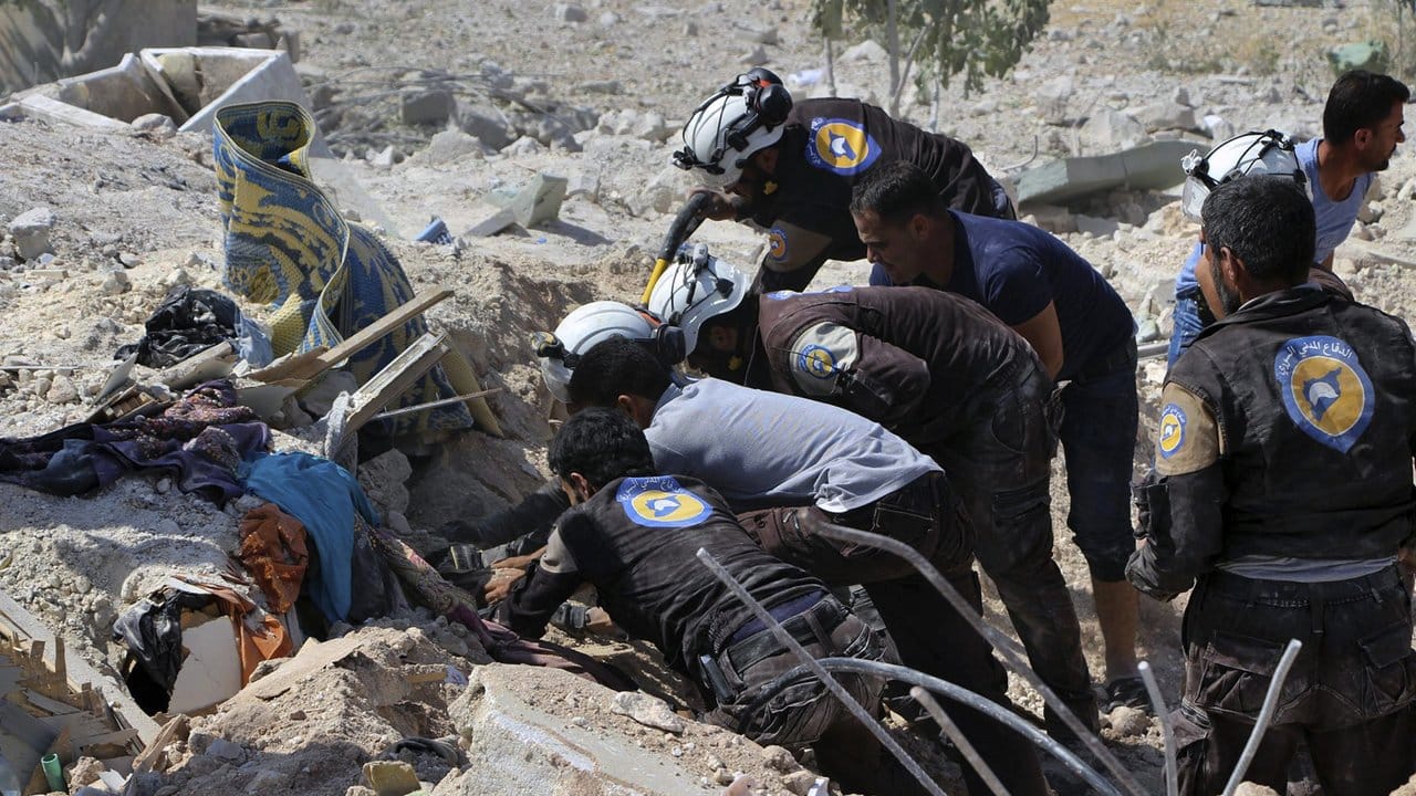 Mitglieder der syrischen Weißhelme suchen bei Idlib Verschüttete nach einem Luftangriff.