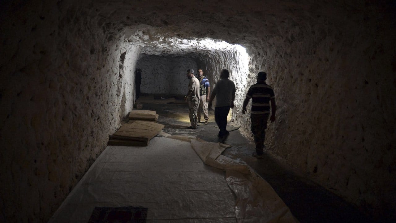 Kämpfer und Soldaten der Freien Syrischen Armee suchen in Idlib Zuflucht in einer Höhle.