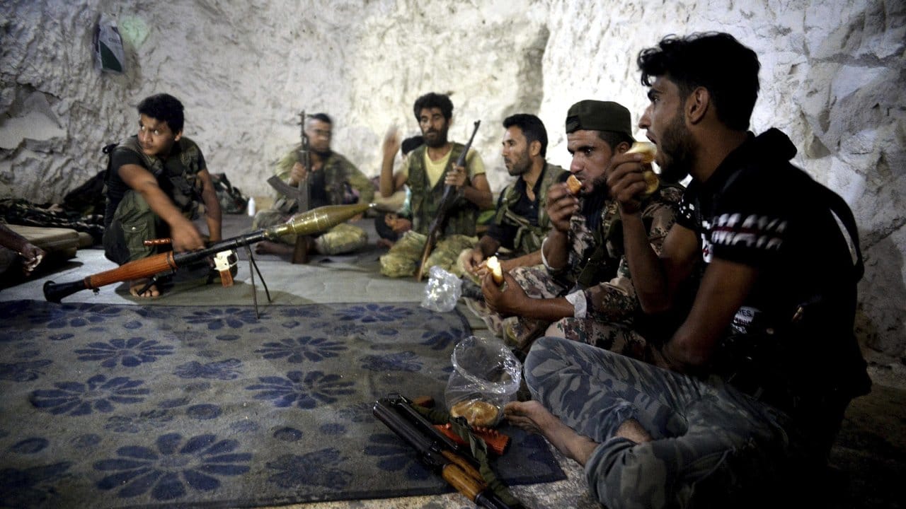 Kämpfer und Soldaten der Freien Syrischen Armee haben in einer Höhle in Idlib Zuflucht gefunden.